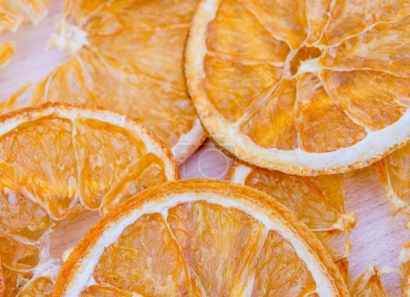 Téléchargez les photos : Le motif arrangé avec des tranches d'orange séchées - en image libre de droit