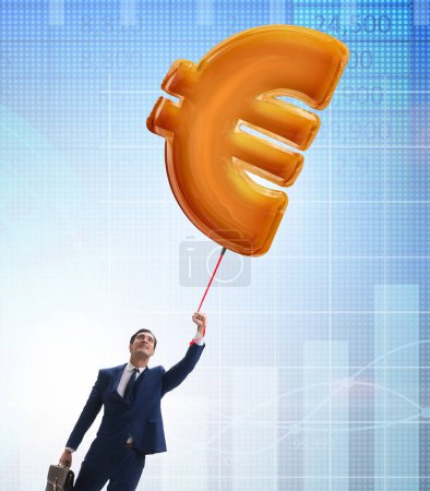 Foto de El hombre de negocios volando en euro signo inflable globo - Imagen libre de derechos
