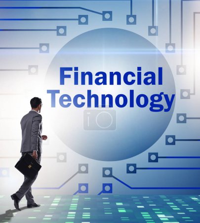 Téléchargez les photos : La femme d'affaires marche vers la technologie financière fintech - en image libre de droit