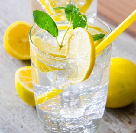 Téléchargez les photos : Les verres de mojito au citron et à la paille à boire - en image libre de droit