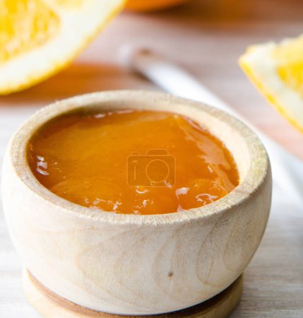 Foto de La mermelada de naranja servida en cuchara sobre la mesa - Imagen libre de derechos