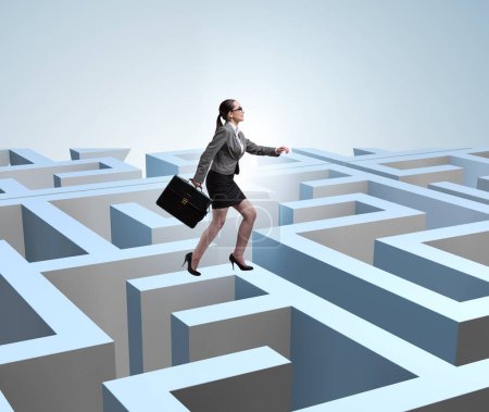Téléchargez les photos : La femme d'affaires essayant de s'échapper du labyrinthe - en image libre de droit