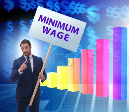 Téléchargez les photos : Le concept de salaire minimum avec l'homme d'affaires - en image libre de droit