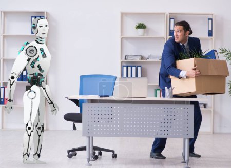 Téléchargez les photos : Le concept de robots remplaçant les humains dans les bureaux - en image libre de droit