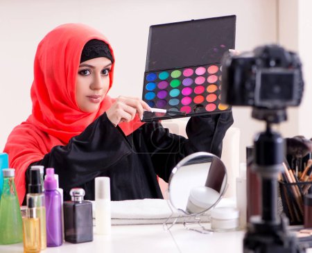 Foto de La blogger de belleza en el video de grabación de hijab para su blog - Imagen libre de derechos