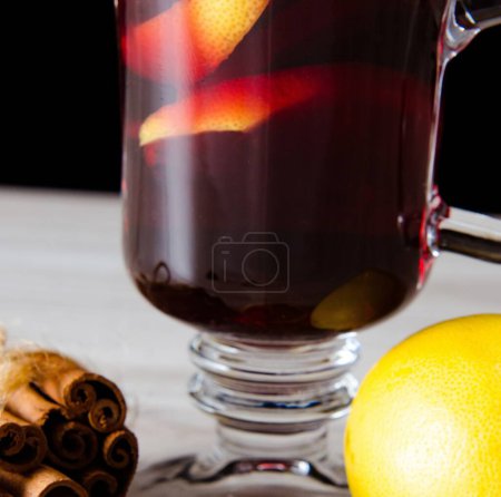 Foto de Vino caliente glintwine servido en copas para la mesa de Navidad - Imagen libre de derechos