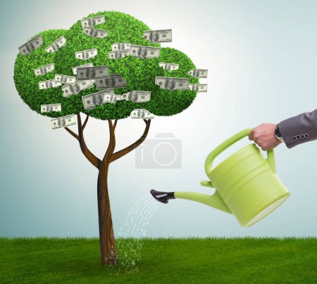 Foto de El hombre de negocios regando árbol de dinero en concepto de inversión - Imagen libre de derechos