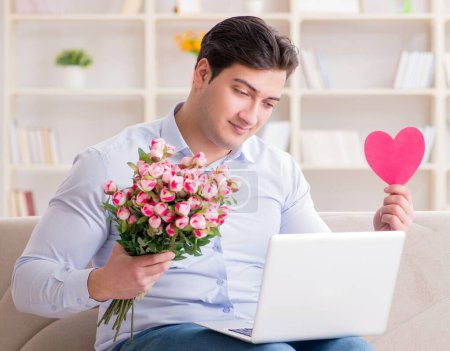 Téléchargez les photos : Le jeune homme faisant une demande en mariage sur un ordinateur portable Internet - en image libre de droit