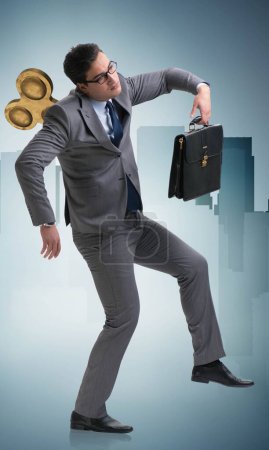 Téléchargez les photos : L'homme d'affaires avec la clé dans le concept travailleur - en image libre de droit