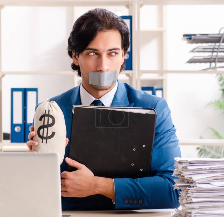Téléchargez les photos : Le jeune employé masculin avec du ruban adhésif sur la bouche - en image libre de droit