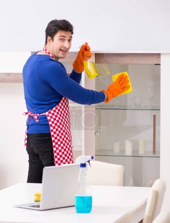 Foto de El contratista limpiando la casa haciendo tareas - Imagen libre de derechos