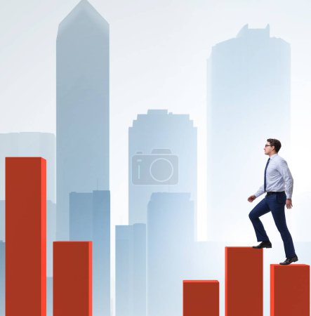 Foto de El hombre de negocios subiendo el gráfico de barras en concepto de crecimiento - Imagen libre de derechos