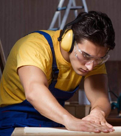 Foto de Trabajador que trabaja en taller de reparación en concepto de carpintería - Imagen libre de derechos