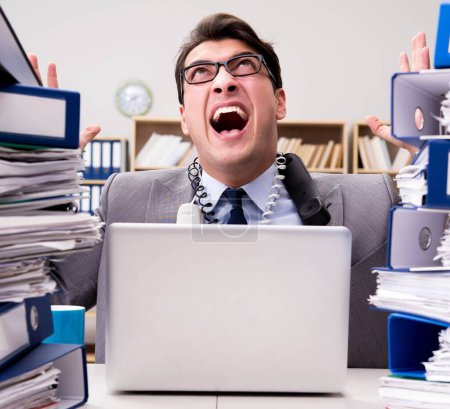 Téléchargez les photos : L'homme d'affaires occupé sous le stress en raison du travail excessif - en image libre de droit