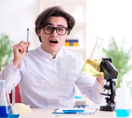 Foto de El joven bioquímico masculino que trabaja en el laboratorio - Imagen libre de derechos