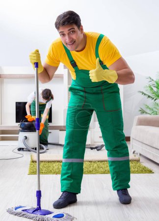 Foto de Los contratistas profesionales de limpieza que trabajan en casa - Imagen libre de derechos