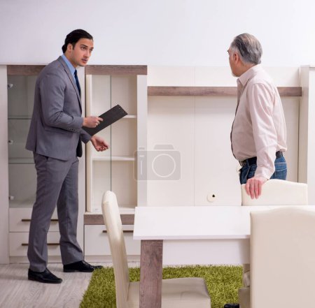 Téléchargez les photos : L'agent immobilier masculin et client masculin dans l'appartement - en image libre de droit