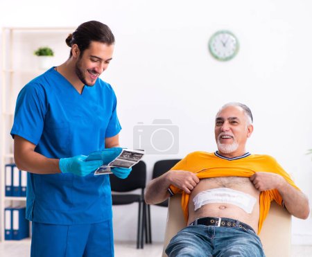 Foto de Viejo visitando doctor masculino - Imagen libre de derechos