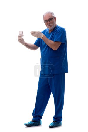 Téléchargez les photos : Vieux médecin suggérant des pilules isolées sur blanc - en image libre de droit