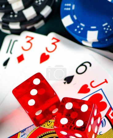 Téléchargez les photos : Les jetons et les cartes sur la table du casino - en image libre de droit
