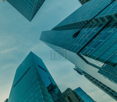 Téléchargez les photos : Les gratte-ciel de New York vew de niveau de la rue - en image libre de droit