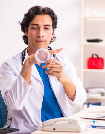 Téléchargez les photos : Le jeune médecin masculin avec goniomètre - en image libre de droit