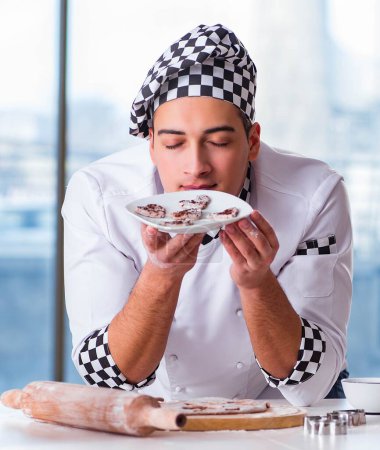 Foto de El joven cocinando galletas en la cocina - Imagen libre de derechos