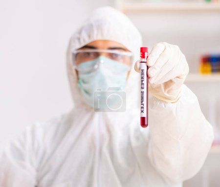 Téléchargez les photos : Le jeune assistant de laboratoire beau tester des échantillons de sang à l'hôpital - en image libre de droit