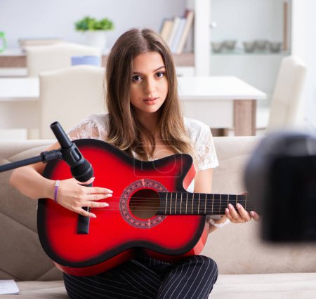 Téléchargez les photos : La belle blogueuse qui joue de la guitare - en image libre de droit
