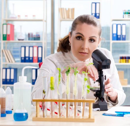 Foto de La científica química de la biotecnología que trabaja en el laboratorio - Imagen libre de derechos