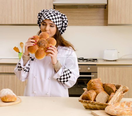 Foto de La joven panadera que trabaja en la cocina - Imagen libre de derechos