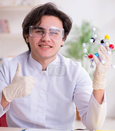 Foto de El joven bioquímico masculino que trabaja en el laboratorio - Imagen libre de derechos