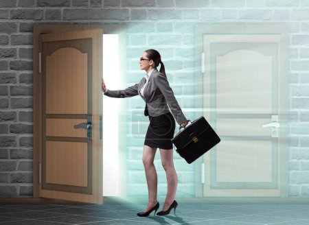 Téléchargez les photos : La femme d'affaires marche vers la porte ouverte - en image libre de droit