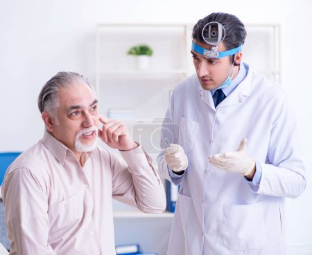 Foto de El paciente masculino que visita al médico otorrinolaringólogo - Imagen libre de derechos