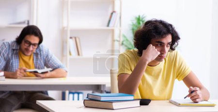 Foto de Los dos estudiantes masculinos en el aula - Imagen libre de derechos
