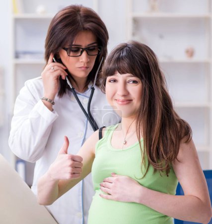 Téléchargez les photos : La femme enceinte visite le médecin pour un contrôle régulier - en image libre de droit