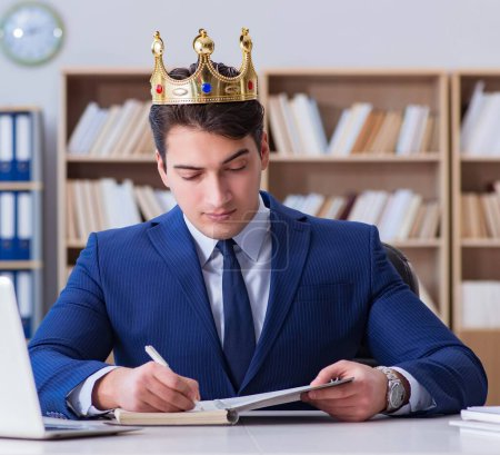 Téléchargez les photos : Le roi homme d'affaires travaillant dans le bureau - en image libre de droit