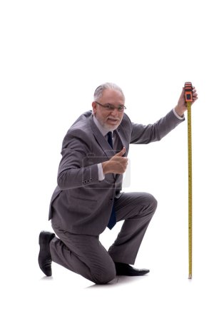 Foto de Viejo jefe hombre de negocios sosteniendo cinta métrica aislado en blanco - Imagen libre de derechos
