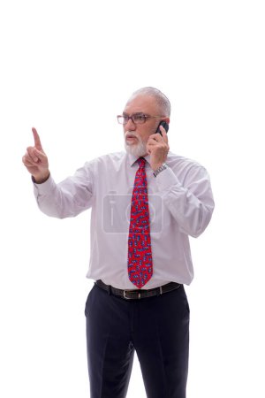 Téléchargez les photos : Ancien patron parlant par téléphone isolé sur blanc - en image libre de droit