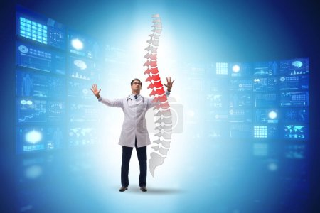 Téléchargez les photos : Concept médical avec les médecins et la colonne vertébrale - en image libre de droit