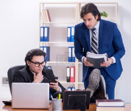 Téléchargez les photos : Le patron et son assistant masculin travaillant dans le bureau - en image libre de droit