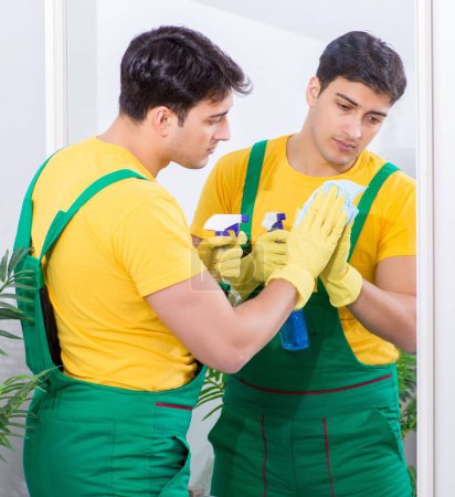 Téléchargez les photos : L'entrepreneur de nettoyage professionnel travaillant à domicile - en image libre de droit