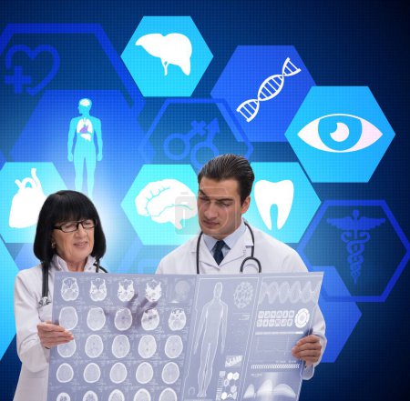 Foto de Los dos doctores discutiendo la imagen de rayos X en el concepto de telemedicina - Imagen libre de derechos