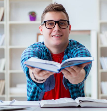 Foto de El adolescente joven que se prepara para los exámenes que estudian en un escritorio en el interior - Imagen libre de derechos