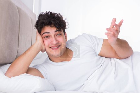 Foto de El hombre en la cama que sufre de insomnio - Imagen libre de derechos