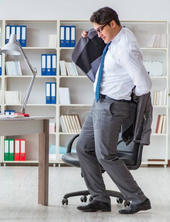 Téléchargez les photos : L'homme d'affaires s'amuse à prendre une pause dans le bureau au travail - en image libre de droit