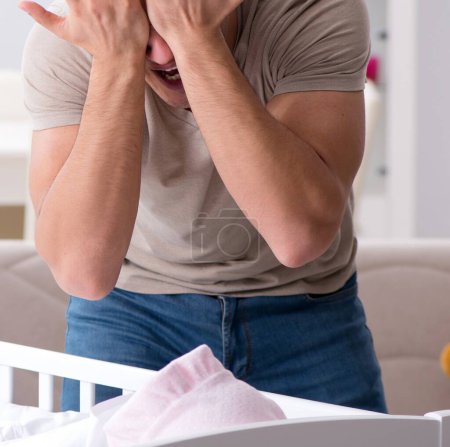 Foto de El padre joven papá frustrado por llorar bebé - Imagen libre de derechos