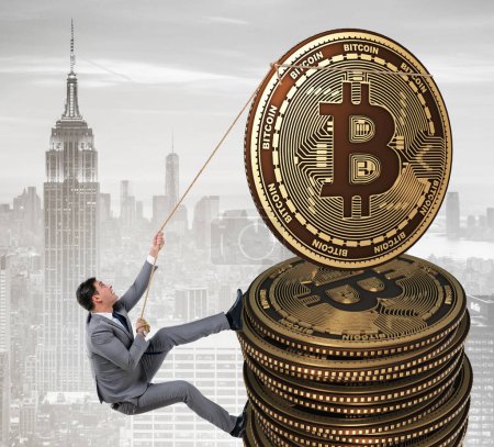Foto de El hombre de negocios escalando la pila de bitcoins - Imagen libre de derechos