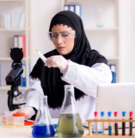 Foto de La química femenina del hiyab que trabaja en el laboratorio - Imagen libre de derechos