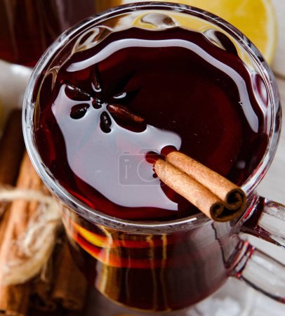 Téléchargez les photos : Le vin chaud glintwine servi dans des verres pour la table de Noël - en image libre de droit
